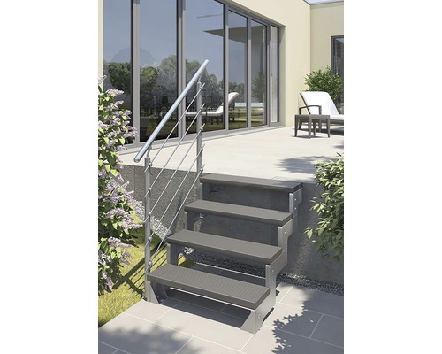 Außentreppe mit vier Stufen und Edelstahlgeländer vor einer Terrassentür