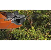 Gros plan d''un coupe-bordure en cours d''utilisation