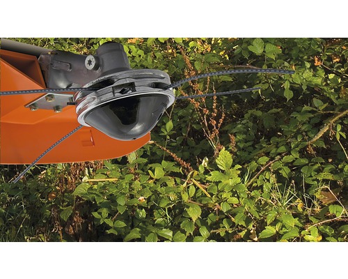 Gros plan d''un coupe-bordure en cours d''utilisation