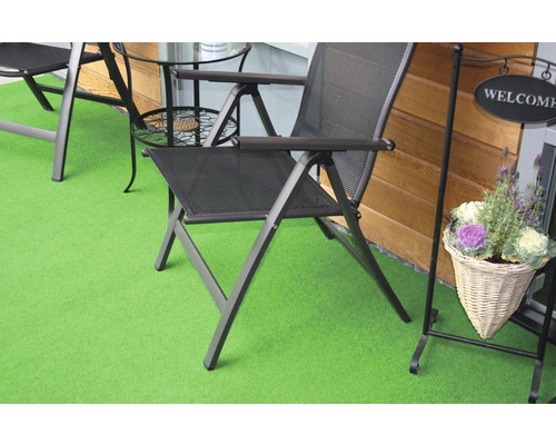 Scène de jardin avec chaise pliante et table de bistro sur gazon synthétique