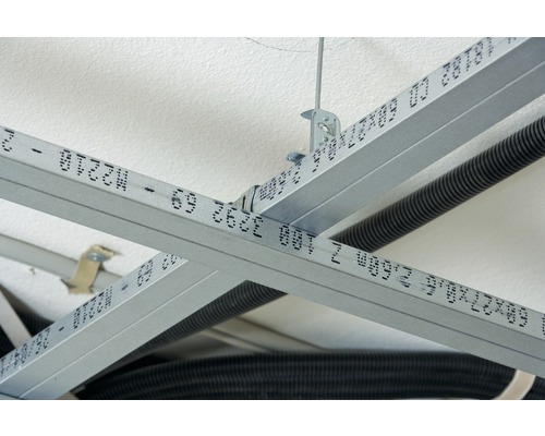 Deckenkonstruktion mit Metallprofilen und Rohren