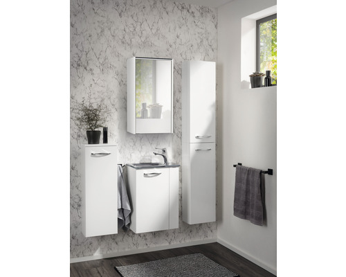 Badezimmer mit Waschbeckenunterschrank, Spiegelschrank, Seitenschrank und Handtuchhalter