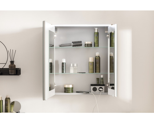 Geöffneter Spiegelschrank mit Regalen und Kosmetikprodukten