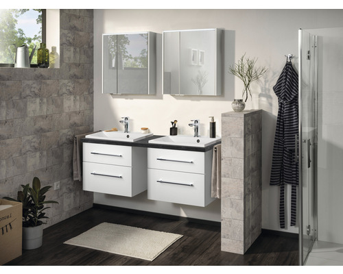 Helles Badezimmer mit zwei Waschbeckenunterschränken, Spiegelschränken und Dusche