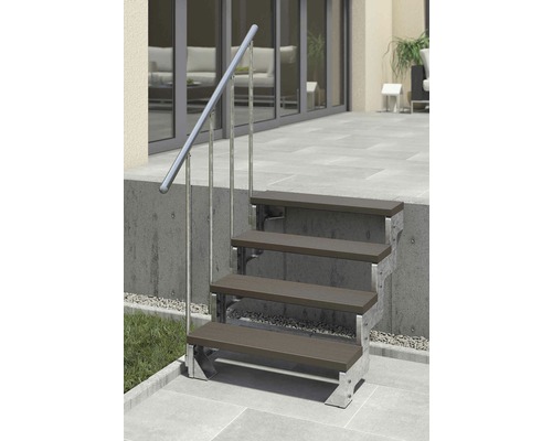 Aussentreppe mit vier Stufen und Geländer aus Metall