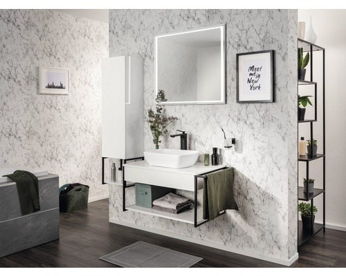 Badezimmer mit Waschtisch, Spiegelschrank, Handtuchhalter und Regal vor einer Marmorwand