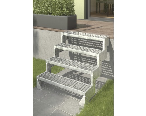 Außentreppe mit drei Stufen aus Metallgitterrosten vor Hauswand