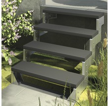 Treppe mit vier Stufen im Gartenbereich