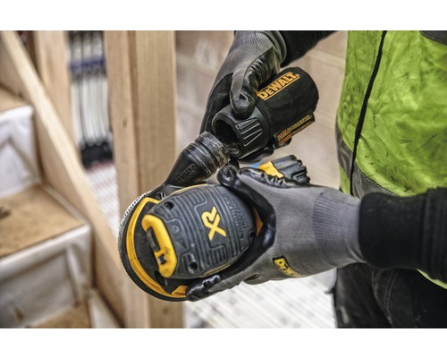 DeWalt Logo auf einem Akku-Exzenterschleifer mit Staubabsaugung
