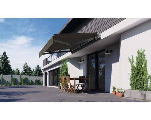 Façade de maison avec store au-dessus d''une terrasse avec coin salon