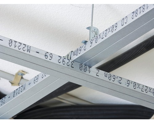 Deckenkonstruktion mit Metallprofilen und Kabeln