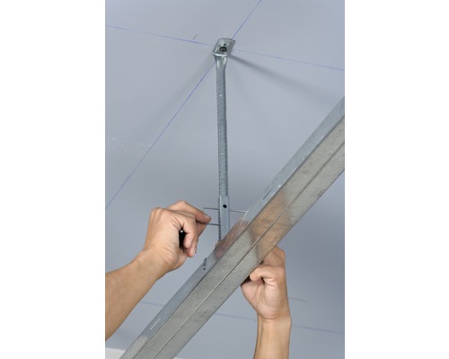 Installation d''une structure de plafond avec un angle de montage et un profilé