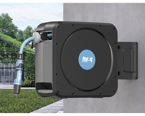 Auf einer Wand montierte Schlauchtrommel mit Gartenschlauch von for.q