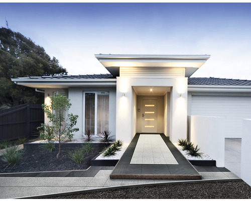 Ansicht eines modernen Hausentwurfs mit Pflasterweg zum Eingang