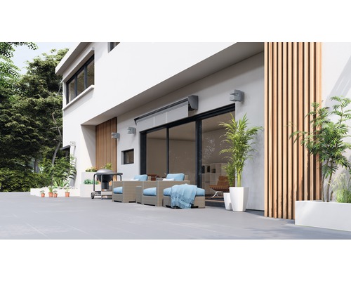 Aussenbereich mit Terrassenmöbeln, Grill, Markise und Pflanzen