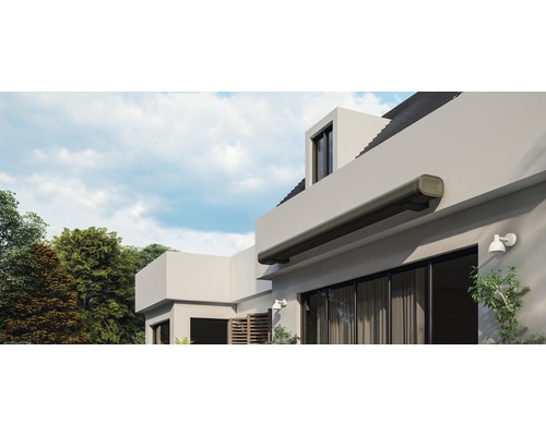Façade de maison avec store banne monté pour la protection solaire
