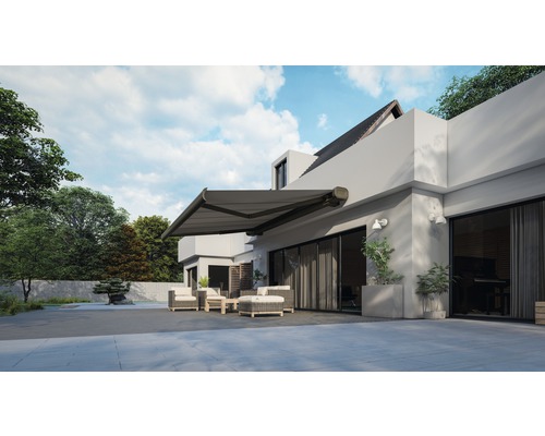 Terrasse avec store banne déployé et mobilier de jardin devant une maison moderne