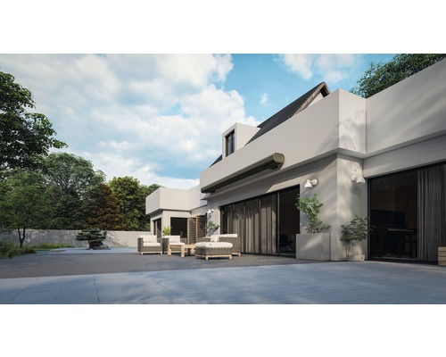 Vue extérieure d''une maison moderne avec store, mobilier de jardin et jardin soigné