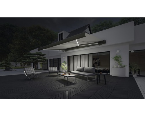 Terrasse avec store, meubles et éclairage de nuit