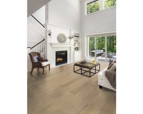 Heller Wohnraum mit Holzboden, Kamin und Treppe