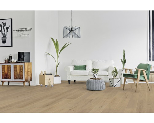 Heller Wohnraum mit Holzboden, Sofa, Sessel und Dekoration