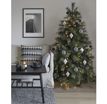 Salon décoratif avec sapin de Noël, canapé, table et image encadrée