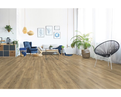 Heller Wohnraum mit Laminatboden, Sofa, Sessel und Dekorationen.