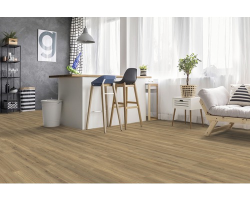 Wohnraum mit Laminatboden, Barhockern und Dekoration