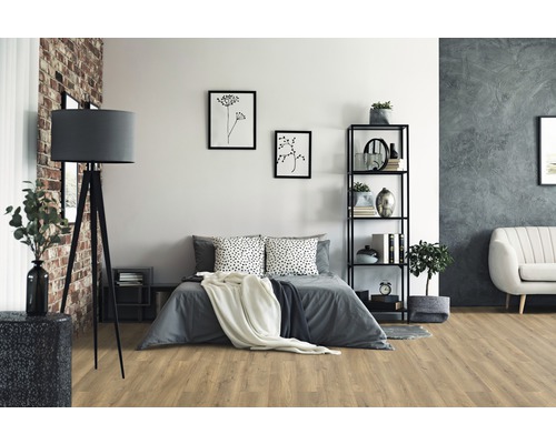 Schlafzimmer mit Bett, Stehlampe und Regal