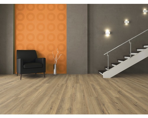 Wohnraum mit Laminatboden, Sessel und Treppe