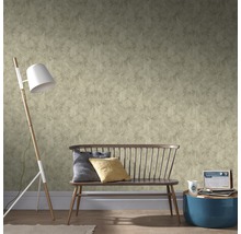 Pièce avec papier peint à motifs, lampadaire et banc en bois