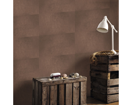 Dekorative Wandgestaltung mit brauner Tapete, Holzkisten und Lampe