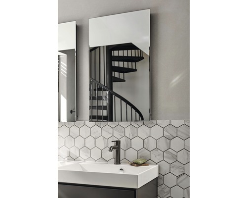 Salle de bain avec lavabo, robinet, miroir et carreaux hexagonaux