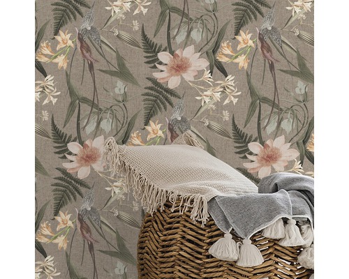 Tapete mit Blumenmuster und Vogelmotiven im Wohnzimmer