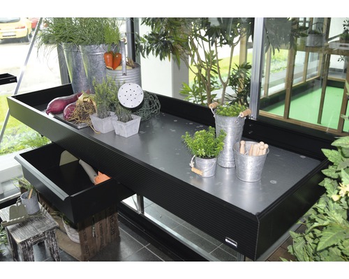Aluminiumtisch JULIANA integriert 2 Sektionen 142 x 52 cm schwarz Gartentisch mit Pflanzen, Gartengeräten und Gemüse