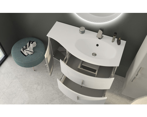 Salle de bains avec meuble sous-vasque, armoire ouverte et tiroirs