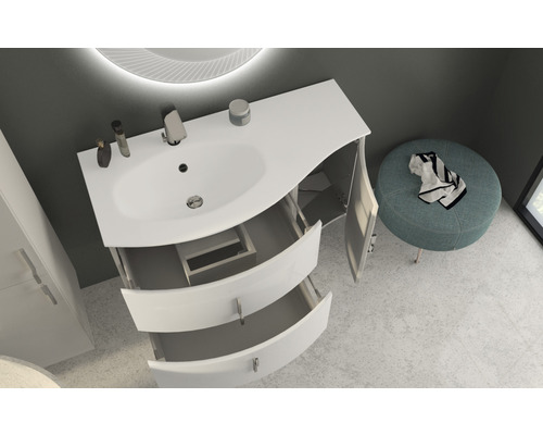 Salle de bain avec meuble sous-lavabo, tiroirs ouverts et tabouret