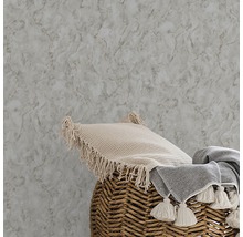 Marmoroptik Tapete mit Kissen und Decke in einem Korb