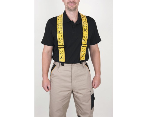 Homme portant des bretelles jaunes avec motif de mètre pliant
