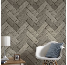 Intérieur avec papier peint à chevrons aspect bois, chaise, lampe et table