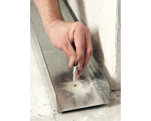 Befestigung einer Metallschiene mit Dübel und Schraube