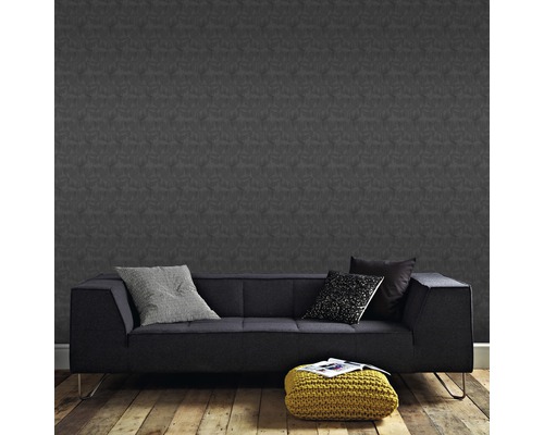 Wohnzimmer mit gemusterter Tapete und einem Sofa