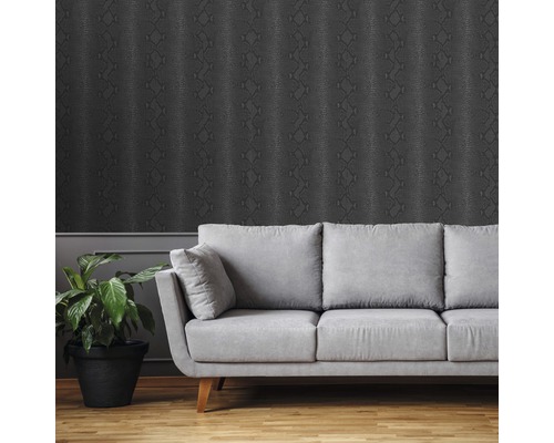 Wohnzimmer mit grauer Schlangenhaut-Tapete und Sofa
