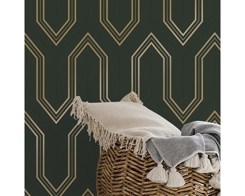 Dunkle Tapete mit goldenen geometrischen Mustern im Art-Déco-Stil hinter einem Korb mit Decken