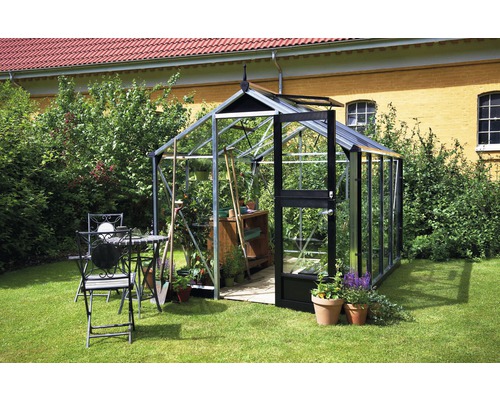 Gewächshaus mit geöffneter Tür im Garten