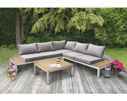 Gartensitzgruppe mit Ecksofa und Couchtisch auf einer Holzterrasse