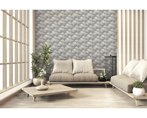 Helles Wohnzimmer im japanischen Stil mit Tapete mit Fischmuster, Couch und Pflanzen