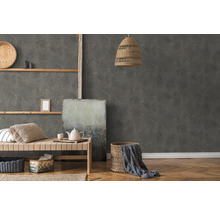 Salon décoratif avec papier peint à motifs, plancher en bois et articles de vannerie