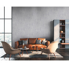 Wohnzimmer mit Sofa, Sessel, Couchtisch und Regal