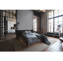 Helles Schlafzimmer im Loftstil mit Bett, großem Fenster und Holzboden